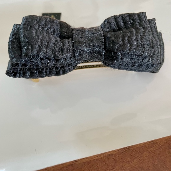 L. ERICKSON USA
PETITE BOW BARRETTE -
SILK in black - Picture 3 of 5